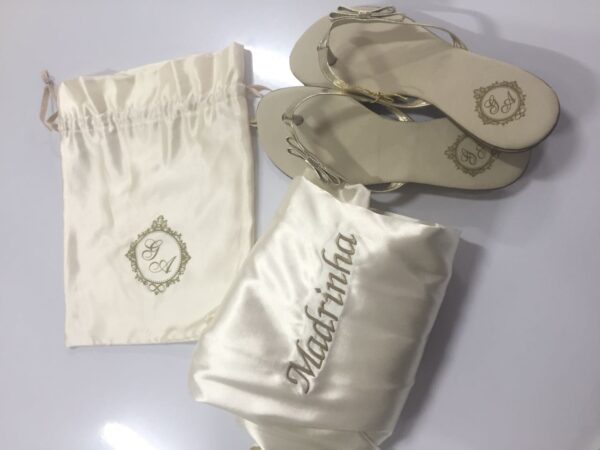 Chinelo Rasteirinha Tira Dourada e Sola Borracha Schinelo - Image 10