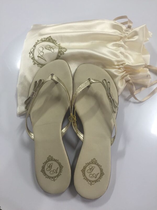 Chinelo Rasteirinha Tira Dourada e Sola Borracha Schinelo - Image 2