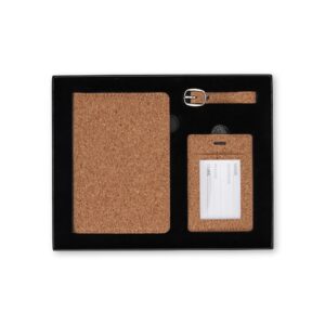 Kit Viagem Cortiça com Porta-passaporte e Tag Identificador de Bagagens Estojo Presente S24081