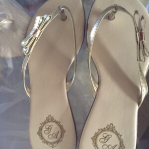 Chinelo Rasteirinha Tira Dourada e Sola Borracha Schinelo