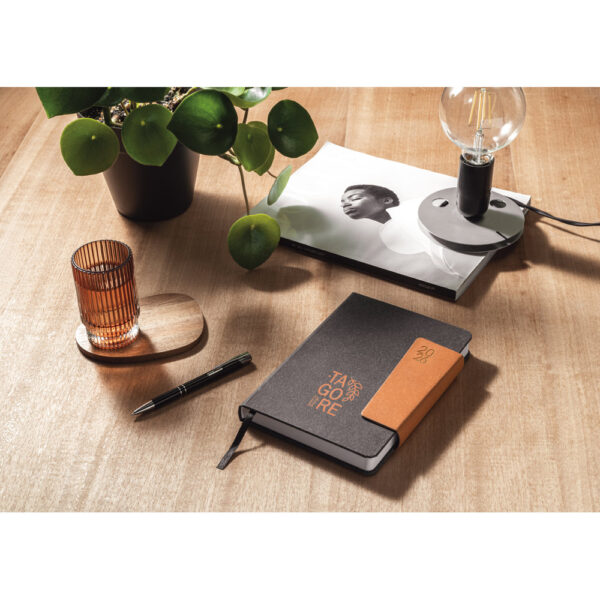 Agenda Anual Diária A5 2026 com Caneta Pele Reciclado Fecho Magnético e Bolsa S50266 - Image 3