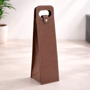 Porta Vinho e Garrafa Couro Sintético Alça Vazada Fechamento Botão Metálico S82191