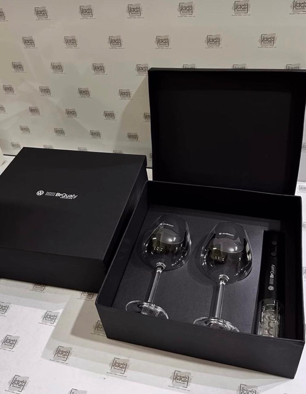 Kit Executivo Vinho Duas Taças Cristal Bordeaux 650ml e Abridor de Vinho Elétrico em Caixa Cartonada para Presente Box Skitvinho