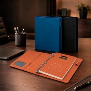 Caderno Fichário A5 Capa Dura PU 96f Seis Argolas Metal Porta Cartões, Documento, Caneta e Calculadora Solar S42390